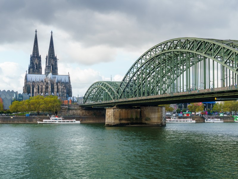 Kölner Dom mit Rhein und Hohenzollernbrücke