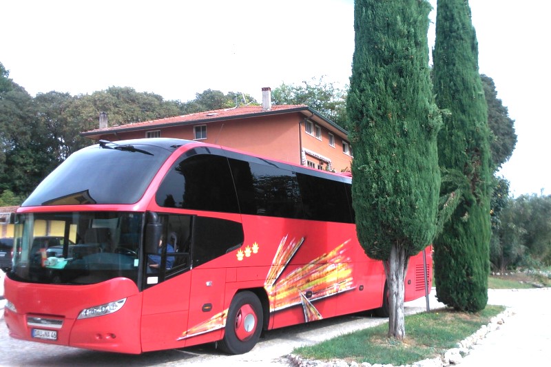 Apitzsch Reisen - roter Bus unterwegs