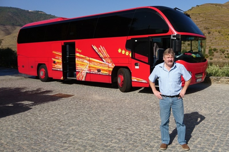 Apitzsch Reisen - roter Bus unterwegs